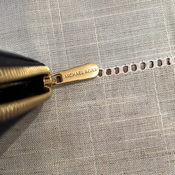 Michael Kors Wristet - Picture 4 of 9